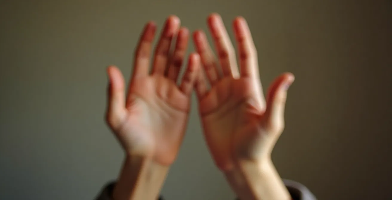 Mains ouvertes en position d'arrêt bienveillant symbolisant l'affirmation de limites personnelles