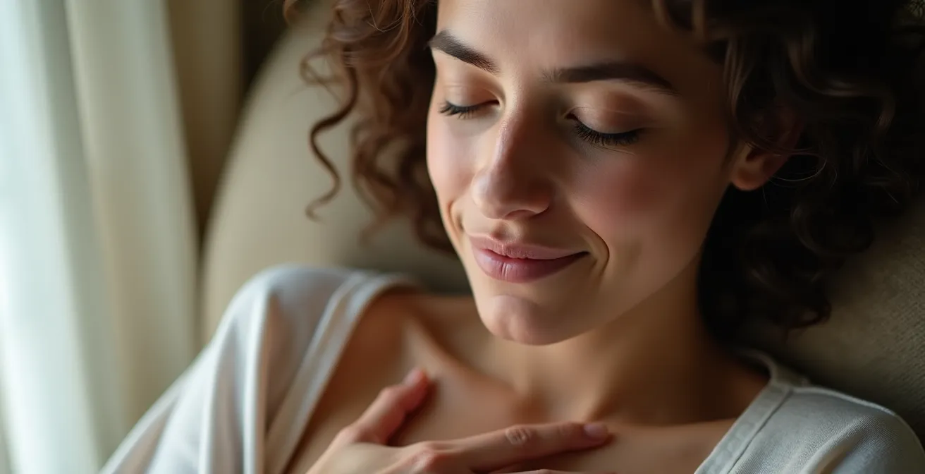 Gros plan sur une personne les yeux fermés, main sur le cœur, dans un moment de dialogue intérieur apaisant